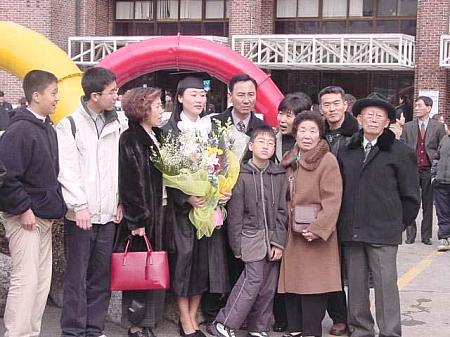 親戚一同で写真撮影！！韓国では子供の大学卒業が両親の夢。おじいちゃんにおばあちゃんまで駆けつけることもしばしば。