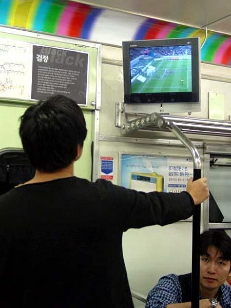 地下鉄２号線・サッカーテーマ列車「夢見るグラウンド」２００２