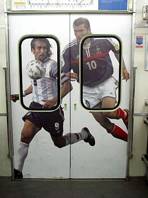 地下鉄２号線・サッカーテーマ列車「夢見るグラウンド」２００２