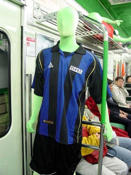 地下鉄２号線・サッカーテーマ列車「夢見るグラウンド」２００２