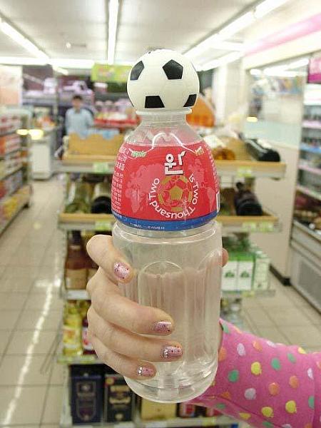 ↑サッカーボールがキャップについてるペットボトル。