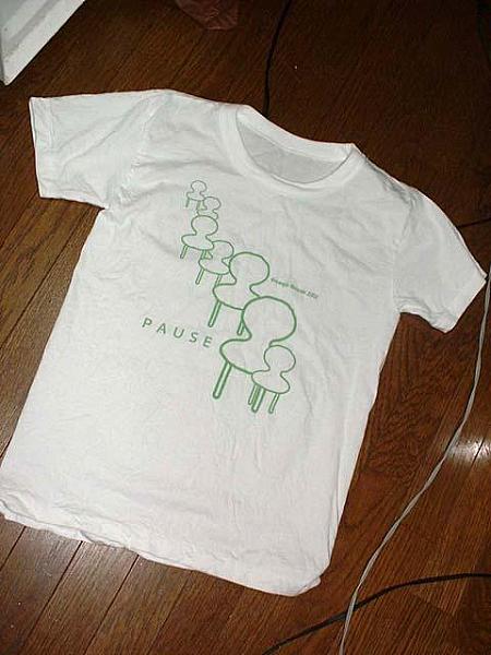 記念に買ったTシャツ。シンプルだけどキュート！小さめのサイズを買ってチビT風にしよ！