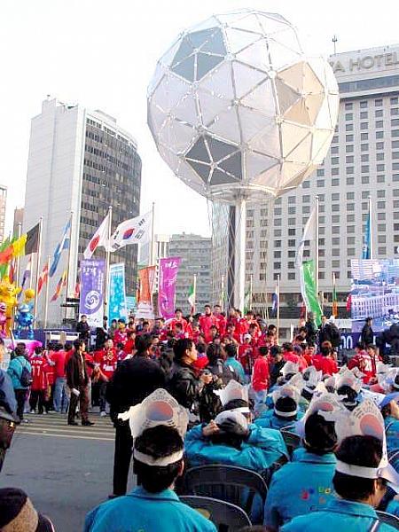 イベントが前のステージでは韓国応援団「レッドデビル」が「必勝ＫＯＲＥＡ！」と応援