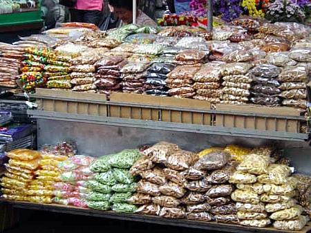 ６． 韓国の伝統おつまみ大袋お得用。おかき、ナッツ、バナナチップなど種類も２０種類以上。