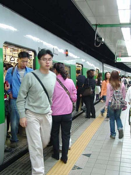 ↑それでは緑のラインの列車、地下鉄2号線に乗り込み！ 

