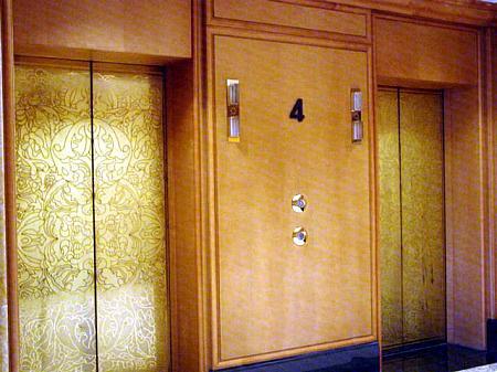 ○ ホテル４階エレベーター前：ユジンがミニョンの宿泊先を訪ねる時にエレベーターを降りたのが4階。