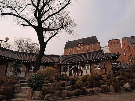 韓国の伝統建築様式と洋風ミックスの建物もあります
