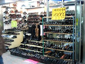 男女両方の靴をあつかう靴屋さん。10.000ウォンとは安いな～！