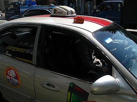 タクシー（運転席と助手席の間）

※T-money使用可能車両には、屋根部分にオレンジ色の表示がついています。