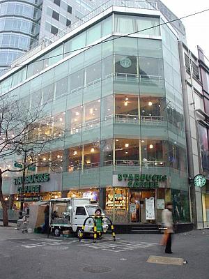 ＜角のスターバックスも朝のお馴染み。＞