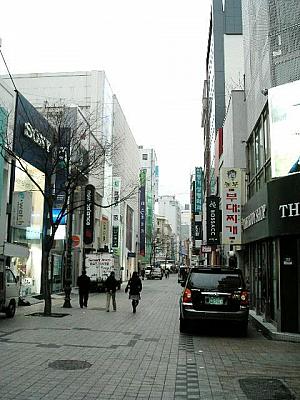 ＜まだ誰もいない中央通り。＞