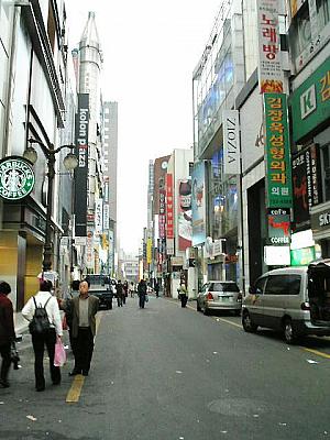 ＜左右の道もまだ人通りが少ない。＞