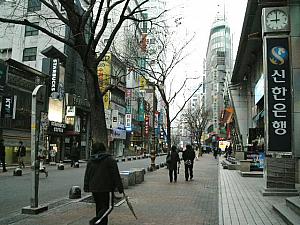 ＜まだ人通りが少ないアバタ前。＞