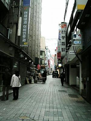 ＜昼過ぎにはぎっしりいっぱいにある路地もまだ閑散。＞