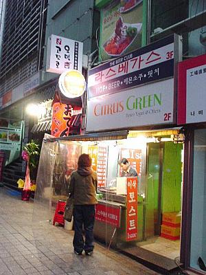 ＜はやりの「トースト」屋台も朝から欠かせません。＞