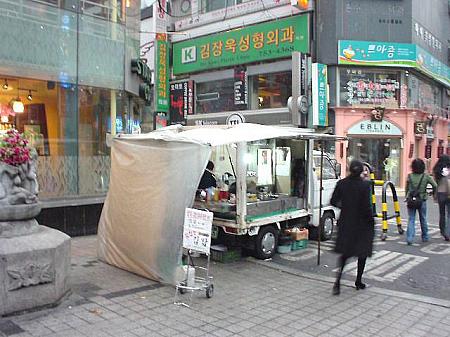 ＜ここに朝だけ出る屋台かも。＞