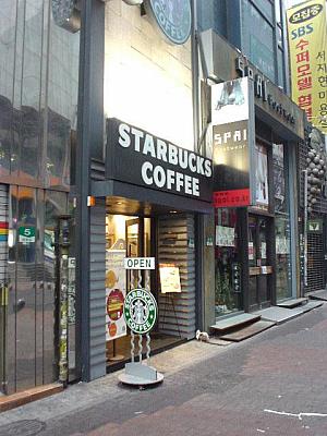 ＜アバタの前のスタバも開いています。＞