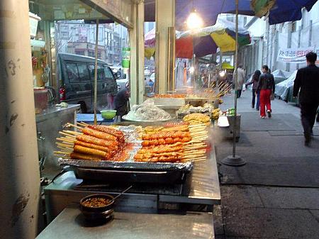 ＜朝から屋台で焼き鳥などいかが？＞