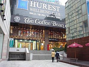 ＜巨大なコーヒーチェーン店「The Coffee Bean」。＞