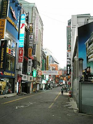 ＜左右の道もまだ人通りが少ない。＞