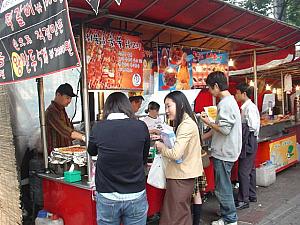 ・食べ物-
おでんにトッポッキにティギム（韓国の天ぷら）に･･･。種類は色々！ 
