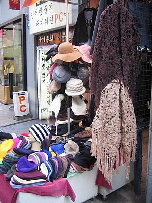 流行ウェスタンブーツからニット帽、ニットケープまで～。ワゴンセールにはニューアイテムをゲットしようと人々が集まります。オシャレに敏感なアナタなら即買い？！ 