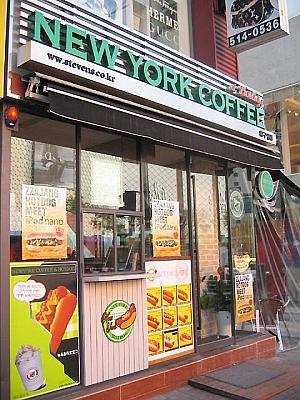  ○ NEW YORK COFFEE―気軽に ホットドッグやコーヒーを楽しめるお店。 