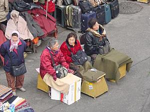 ↑外国人観光客のために円、ドルなどをウォンに換金しれくれるおばさん。（でも正しいレートかは？？？） 