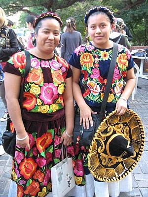 これから公演を控えているというメキシコ人チーム。南の島系の衣装かと思ってしまいました 