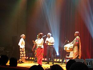 ＜アフリカの魂を表現！＞ザンビアからの彼らはめでたい席の歌と踊り！いい声にナビも惚れぼれ･･･ 
