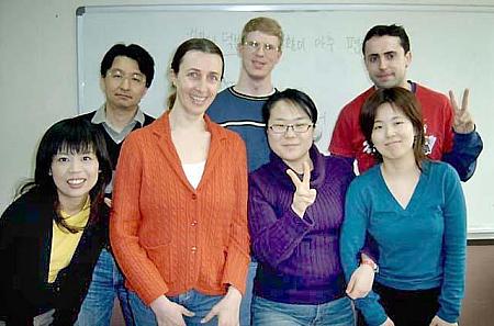 前列一番右が久恒さん、その横のめがねをかけている女性が先生。