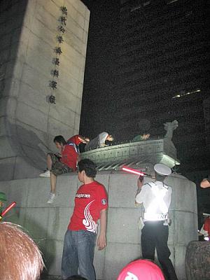 喜びの余り「李舜臣」(イスンシン)像のそばに上がって警察に注意を受ける人も  