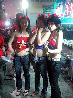 セクシー衣装を身にまとった３人娘たち！うち２人は韓国の旗テグッキで作った衣装です！今年はこのテグッキを利用したファッションが多かったような～？！ 