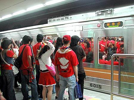地下鉄は朝から大混雑！もともと電車に乗っていた人は苦笑いだったけど、それでもこの状況を楽しんでいるようでしたョ。 
