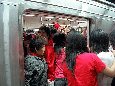 地下鉄は朝から大混雑！もともと電車に乗っていた人は苦笑いだったけど、それでもこの状況を楽しんでいるようでしたョ。 
