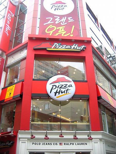 ★ 「ピザハット」がメインストリートにオープン！
ピザハウスとして人気の「ピザハット」が明洞のメインストリートにオープン！大きな看板が目印！お店は２階フロアになっています！！ 
