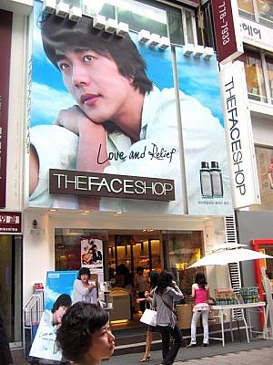 ★ 「the face shop」
夏らしい涼しげな看板に変身！ 