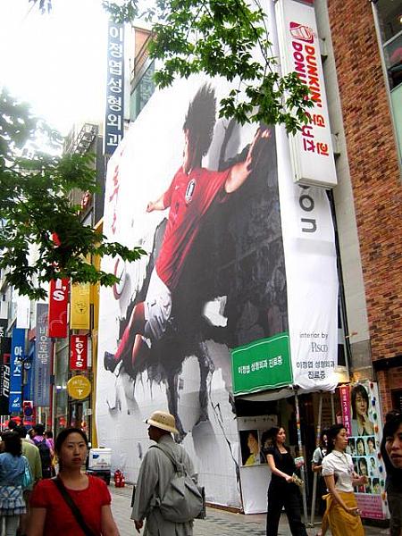 ★ 「NIKE」
韓国の英雄パク・チソンの姿が描かれた大きな幕。とってもインパクトありますね。 