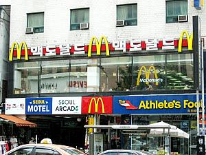 お店の雰囲気がちょっと外国っぽい「McDonald's」 