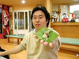 続いてカレイです。韓国式にゴマの葉に乗せて、ニンニクと唐辛子を加え、包んで食べます。うひゃっ、カレイはプリプリ。 

