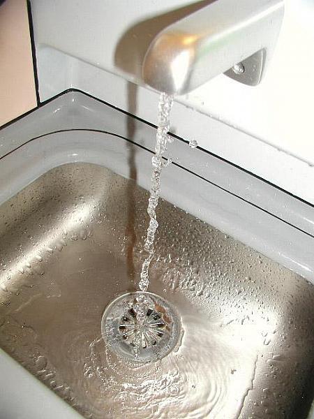 手を洗う水道も同じく、足でレバーと押すと蛇口から水が流れ出します。 