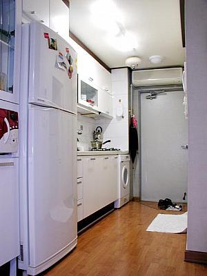 部屋の大きさは約15坪。ワンルームとはいえ、二人で住むには十分な大きさです。大体の家具や家電は備え付けです。キッチンには、ガスコンロはもちろん、食器乾燥機、冷蔵庫、電子レンジがついていました。