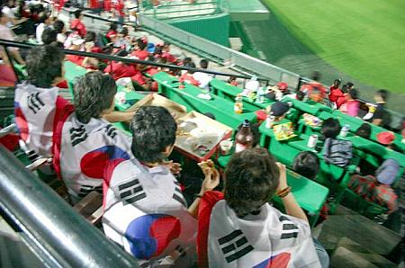 ピザとビールで試合観戦準備はばっちり？！ 