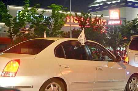 早速買ったＴシャツに着替える人も！ 街を走る車にも国旗！いやー本当にすごい！！！ 

