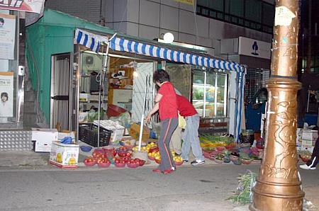 市場で果物を買うおばさんも今日は赤い服！ すっごい量のビールを抱えて会場入り？！ 

