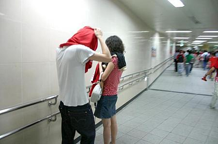 早速買ったＴシャツに着替える人も！ 街を走る車にも国旗！いやー本当にすごい！！！ 
