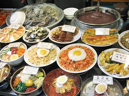 ★ 食堂通り<br>
ビビンバやポックンパッ（チャーハン）、各種チゲなど韓国家庭料理店の並ぶ通り。