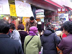 下町風で活気に満ちています！通りではパラソルの下に衣類や小物などを並べ、大声で「コルラ！コルラ！（選んで！選んで！）」と叫びながら叩き売りする姿を見られ、多くの主婦たちがそれを取り巻き掘り出し物を必死で探す姿も！人情味あふれる韓国の市場らしい風景を楽しめます。