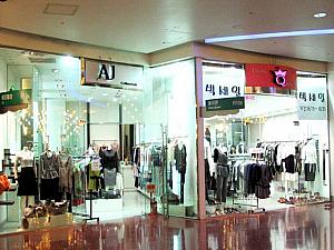 韓国っぽい大人服が並ぶ「AJ」「トリクィーン」