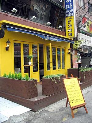 新村らしくない？オシャレな雰囲気のカフェ「Cafe Trois Amis」